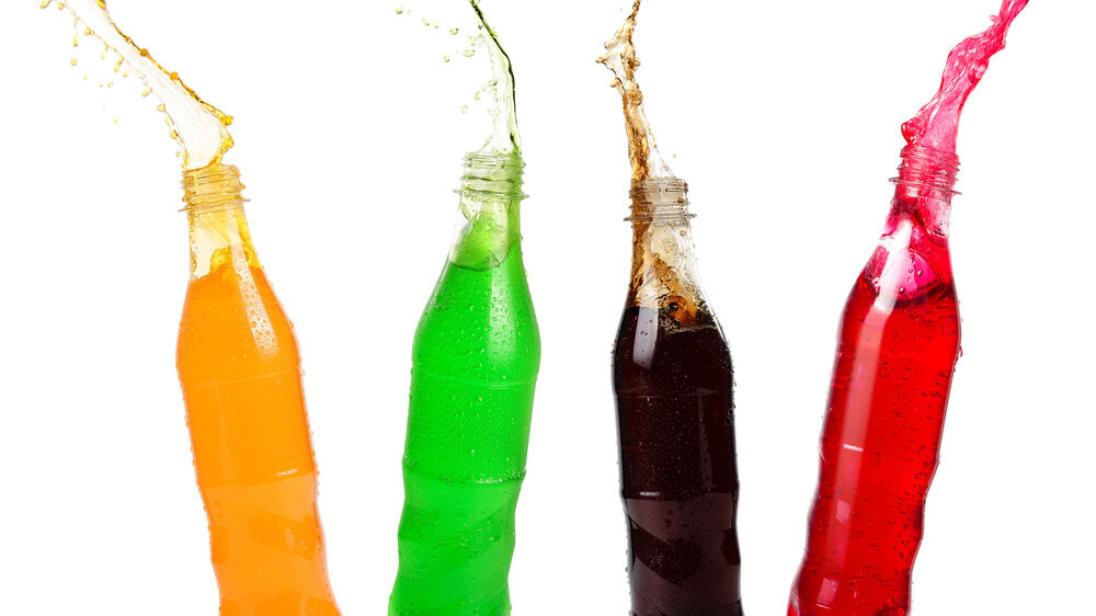 Die Zuckerreduktion in alkoholfreien Getränken gehe in Deutschland im Vergleich zu anderen Ländern zu langsam voran, kritisiert der vzbv und fordert eine Süßgetränkeabgabe für Hersteller.