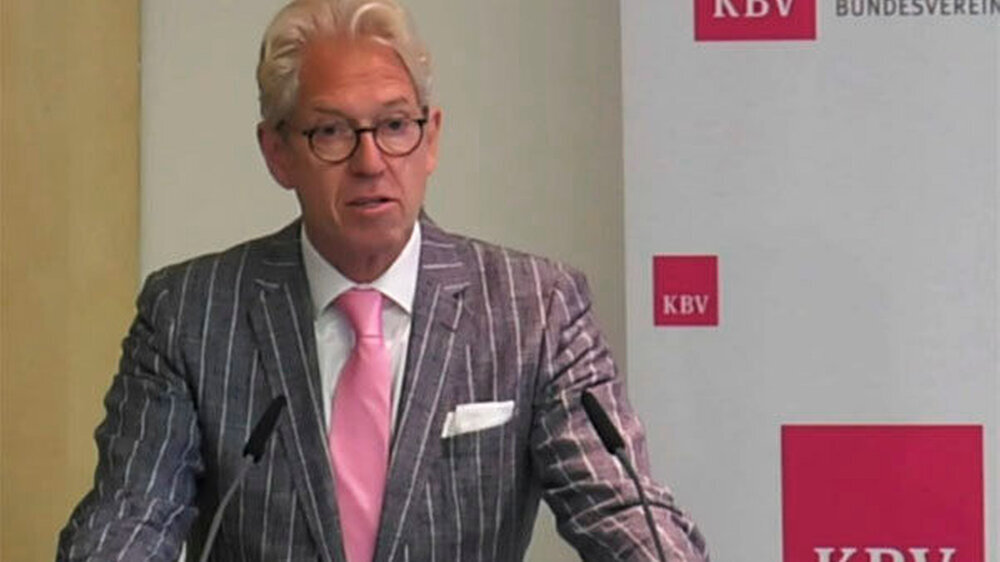 Neben digitalen Anwendungen beschäftigte die KBV-Vertreterversammlung vor allem das aktuelle Pandemiegeschehen. Mittlerweile sei klar, dass die Null-COVID-Strategie nirgendwo funktioniere, sagte KBV-Vorstandsvorsitzender Dr. Andreas Gassen und plädierte