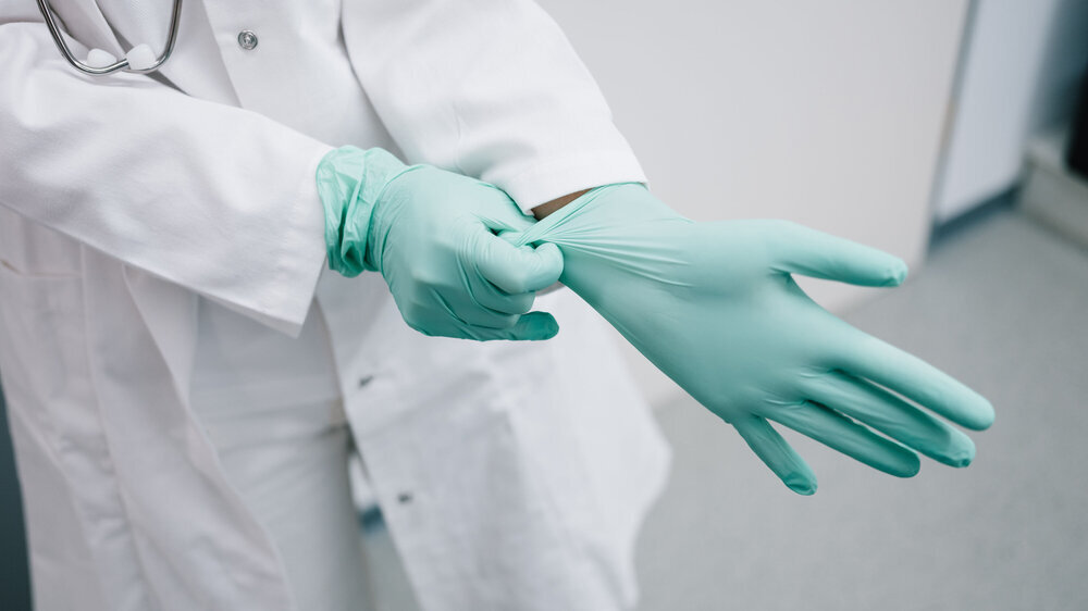 Der Anbieter Praxisdienst registriert täglich Preiserhöhungen seitens der Hersteller und Lieferanten. Für die nächsten beiden Quartale liegen bereits zahlreiche Teuerungen vor, die erst mit Verzögerung greifen werden, so die Prognose.