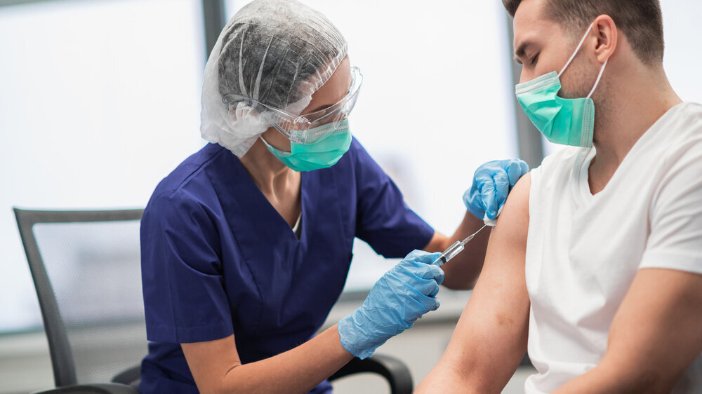 Nach einer Impfung mit mRNA-Impfstoffen können in seltenen Fällen Myokarditis oder Perikarditis auftreten. Nach einer Impfung mit J&J besteht ein erhöhtes Risiko einer seltenen Nervenerkrankung.