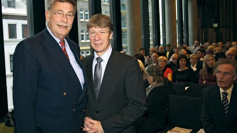 Die zwei Kammerpräsidenten, Prof. Dr. Wolfgang Sprekels (links), Hamburg, und Prof. Dr. Dietmar Oesterreich, Mecklenburg-Vorpommern, verbindet mehr als nur ihre jahrelange Kollegenschaft im Präsidium der BZÄK: Sprekels leistete intensive Aufbauarbeit der Kammer M-P nach dem Mauerfall. |