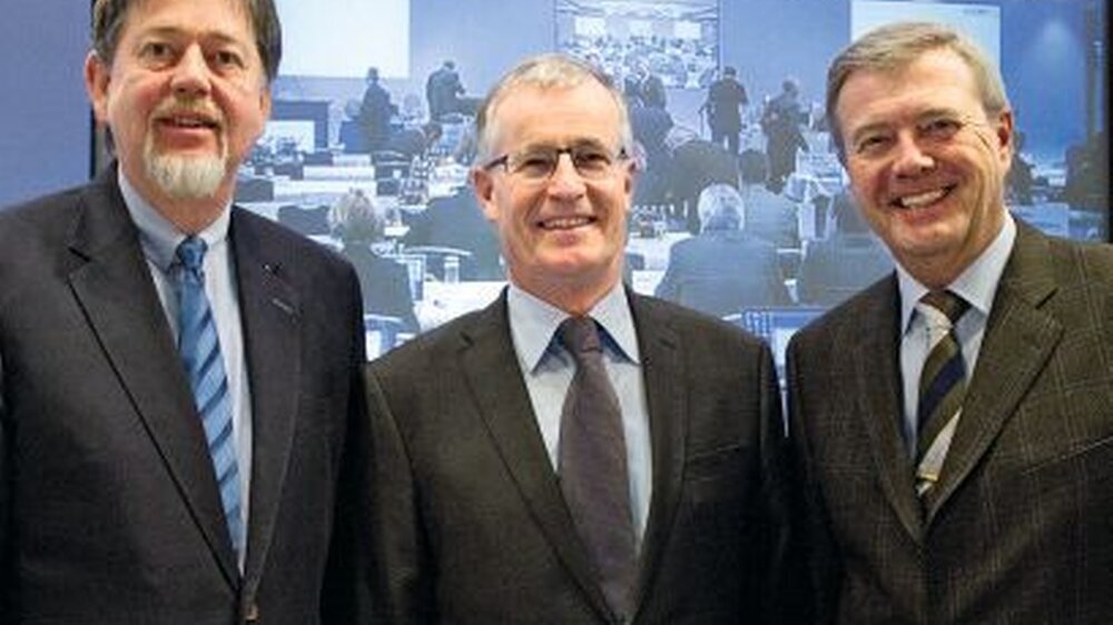 Der KZBV-Vorstand präsentierte in Frankfurt erfolgreich seine Agenda Mundgesundheit: Vize Dr. Günther E. Buchholz, Vorsitzender Dr. Jürgen Fedderwitz und Vize Dr. Wolfgang Eßer.