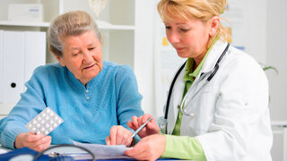 Ärztin verschreibt Medikamente