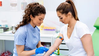 Medizinische Fachangestellte bei der Blutentnahme.