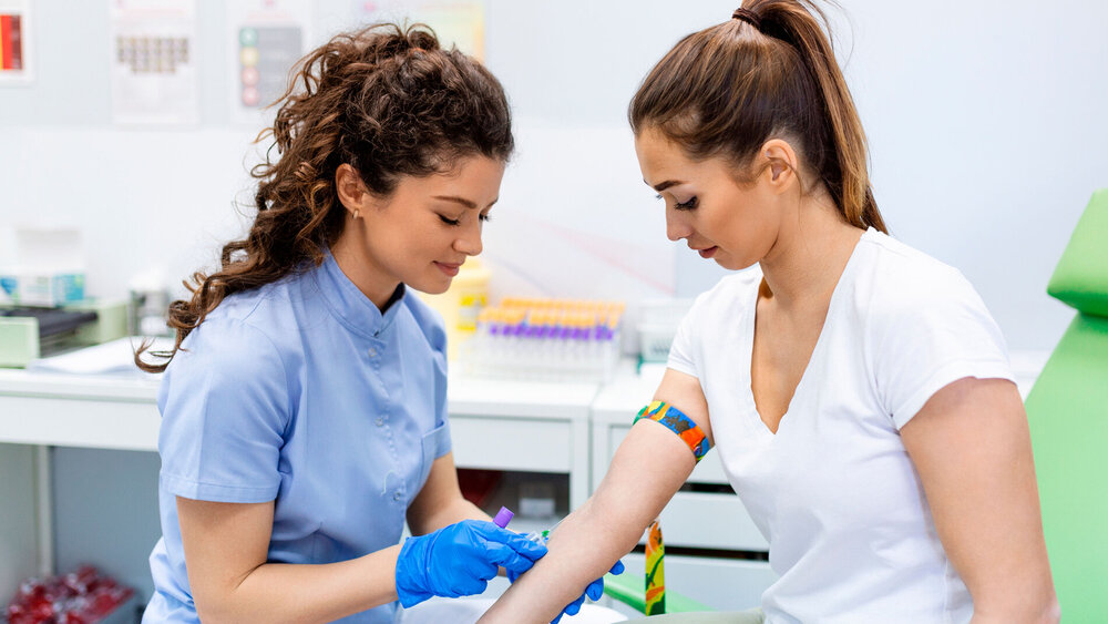 Medizinische Fachangestellte bei der Blutentnahme.