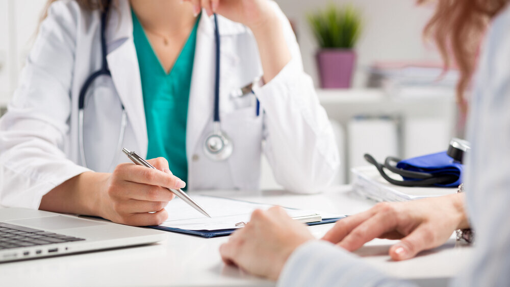 Ärztin berät Patientin.