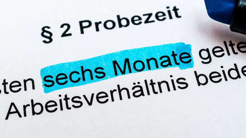 Markierter Textabschnitt „sechs Monate“ in einem Arbeitsvertrag unter der Überschrift „Probezeit“ Markierter Textabschnitt „sechs Monate“ in einem Arbeitsvertrag unter der Überschrift „Probezeit“