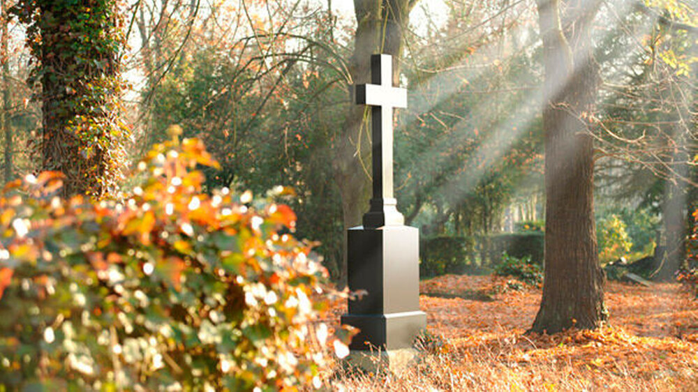 Ein Grab, ein Kreuz - das war einmal. Selbst beii klassischen Friedhofsbestattungen geht es heute individueller zu.