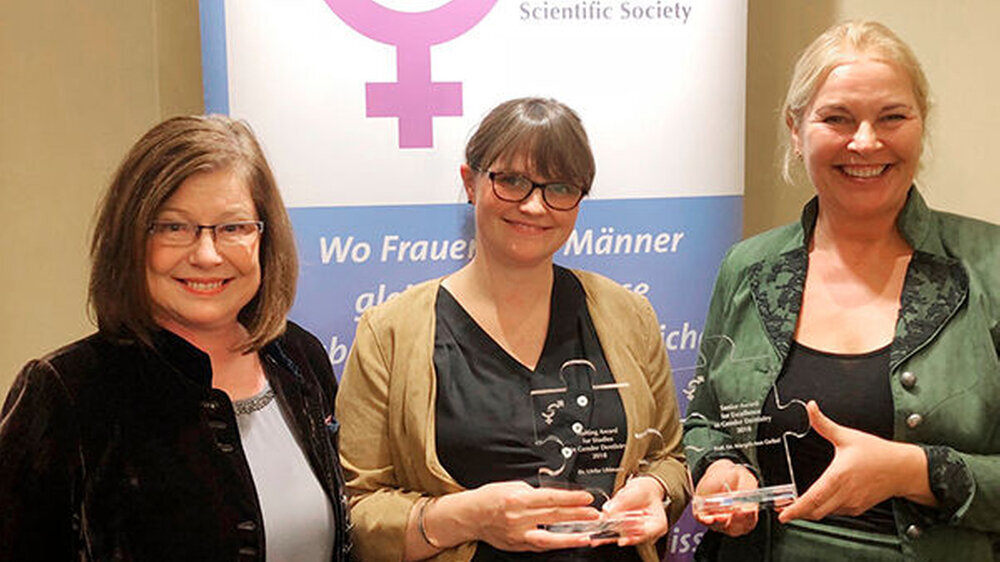 Die Preisträgerinnen 2018: Dr. Ulrike Uhlmann (Mitte) und Prof. Margrit Ann Geibel (rechts). Die Laudatio hielt GDI-Präsidentin PD Dr. Dr. Christiane Gleissner (links). Die Preisverleihung fand im Rahmen des Deutschen Zahnärztetages am 10. November in