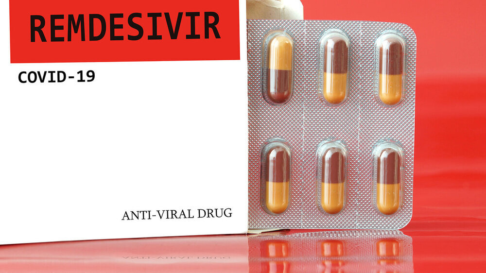 In einer frühen Nutzenbewertung hat das IQWiG untersucht, ob der ursprünglich zur Behandlung von Ebolaviren entwickelte Wirkstoff den Betroffenen einen Zusatznutzen bietet gegenüber der zweckmäßigen Vergleichstherapie (hier: Therapie nach Maßgabe de