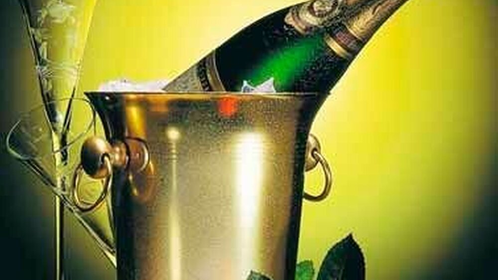Bei Bundesfinanzminister Hans Eichel liegt bereits der Champagner auf Eis.