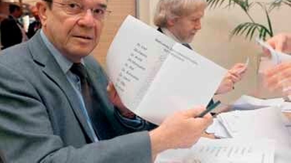 Ein für die konstituierende VV bestimmter Wahlausschuss sorgte für den reibungslosen Ablauf der Wahlgänge: Rolf Hehemann, Geschäftsführer der KZV-Nordrhein, sowie Justitiar Dr. Thomas Muschallik und stellvertretende Justitiarin Karin Ziermann (nicht