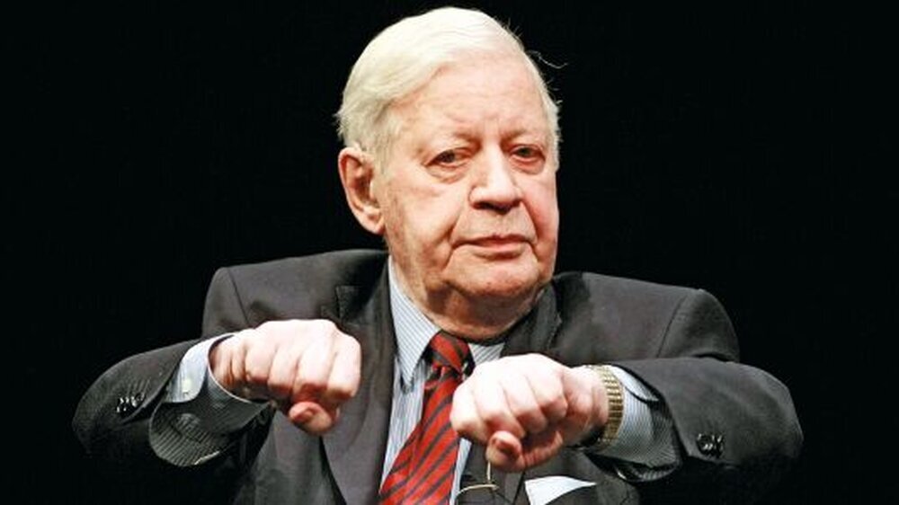 Älterwerden als Kompetenzphase – dafür stehen prominente Lebensläufe. Reich an Jahren und Erfahrung und noch fest im gesellschaftspolitischen Leben verwurzelt: Altbundeskanzler Helmut Schmidt (91).