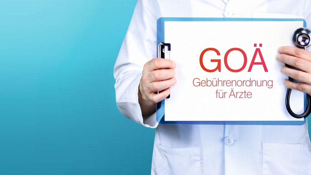 GOÄ (Gebührenordnung für Ärzte). Arzt hält blaues Schild mit Papier.