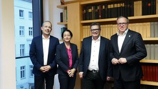 Mario Voigt, Bundeszahnärztekammer-Präsident Prof. Dr. Christoph Benz, Vizepräsidentin Dr. Romy Ermler, Vizepräsident Konstantin von Laffert (v.r.)