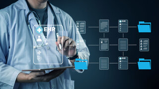 Themenbild: Intelligentes Gesundheitsmanagement mithilfe von EHR-Software mit Visualisierung von Patientendaten, Cloud-Ordnern, sicherer Integration und medizinischem Dokumentationssystem.