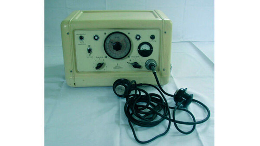 Der Konvulsator III ist ein Elektroschockapparat zur Aversionstherapie der Firma Siemens von 1951\r\nFoto: Marco Sedelmayer\r\n© Württembergisches Psychiatriemuseum Zwiefalten
