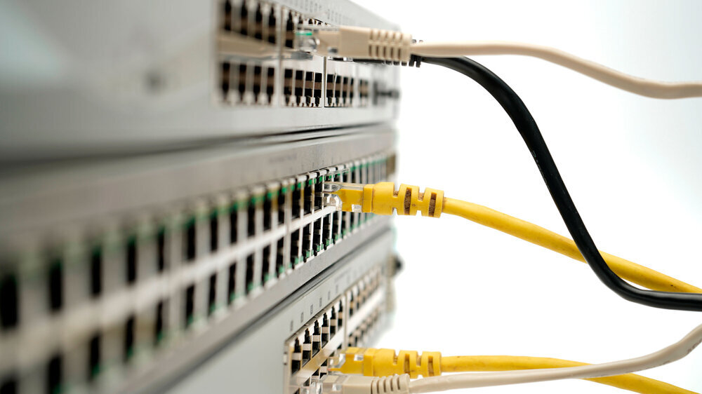 Nahaufnahme verschiedener LAN-Kabel in einem Konnektorgerät. Nahaufnahme verschiedener LAN-Kabel in einem Konnektorgerät.