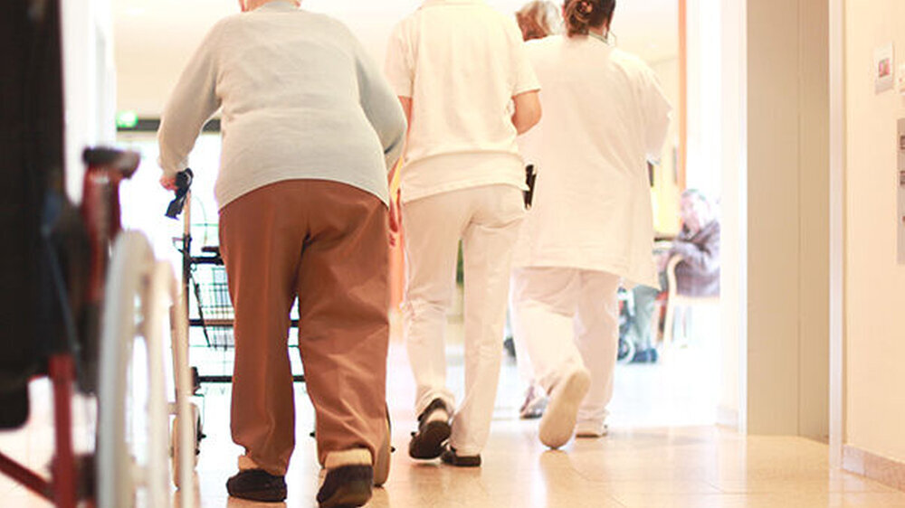 Die DGAZ appelliert an die Zahnärztinnen und Zahnärzte, auf Routinebehandlungen in Heimen zu verzichten, um die Infektionsgefahr für Pflegebedürftige so klein wie möglich zu halten.