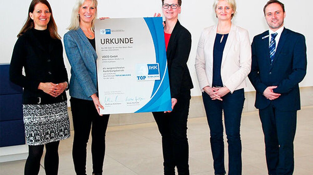 v. l. Maike Bielfeldt (Hauptgeschäftsführerin IHK Stade), Ines Plaumann-Sauerbier (VOCOGeschäftsleitung), Stefanie Hein (Ausbildungsbeauftragte, VOCO), Britta Nell (Leiterin Personalwesen, VOCO) und Dirk Immken (Leitung Aus- und Weiterbildung, IHK Stad