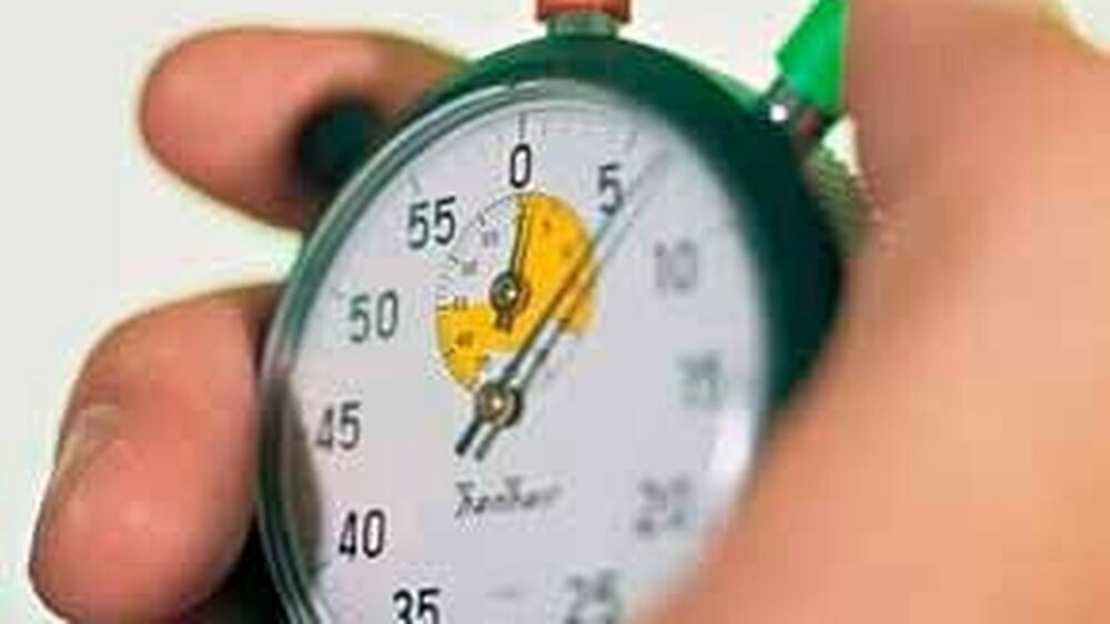 Anfang 2006 soll die elektronische Gesundheitskarte an den Start gehen – an dem Termin will Ulla Schmidt partout nicht rütteln. Aber die Uhr tickt.