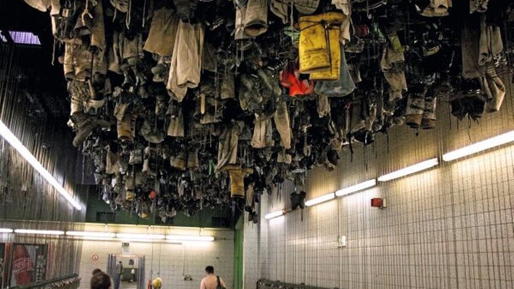 Kumpel unter den Kleiderkörben in der Waschkaue der Zeche Prosper-Haniel V in Bottrop, 2008 |