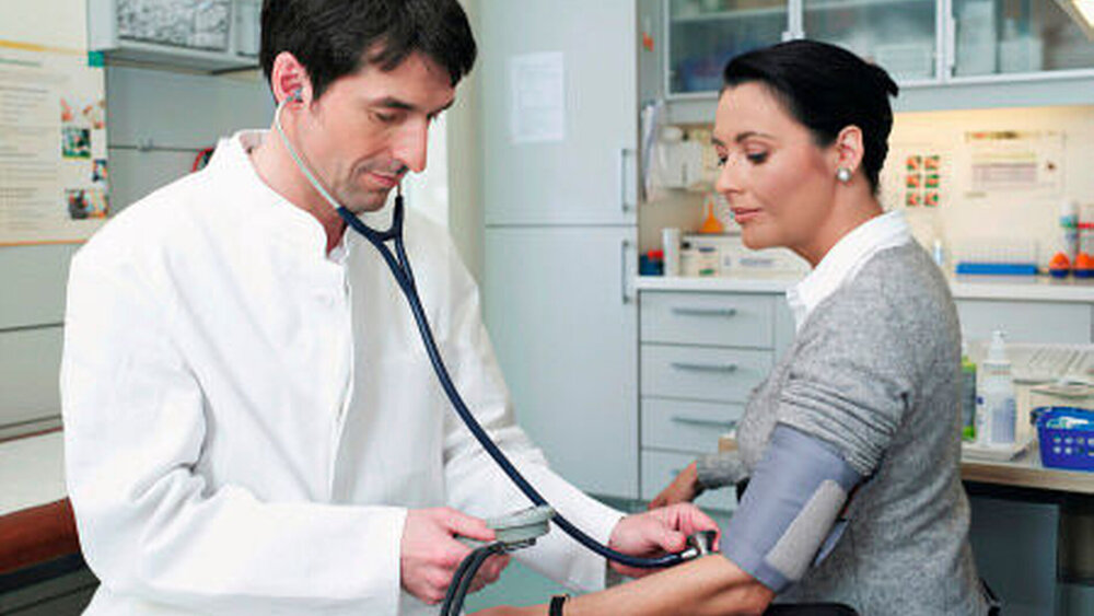 Fällt beim Blutdruckmessen ein unregelmäßiger Pulsschlag auf, ist auch an ein Vorhofflimmern zu denken. |