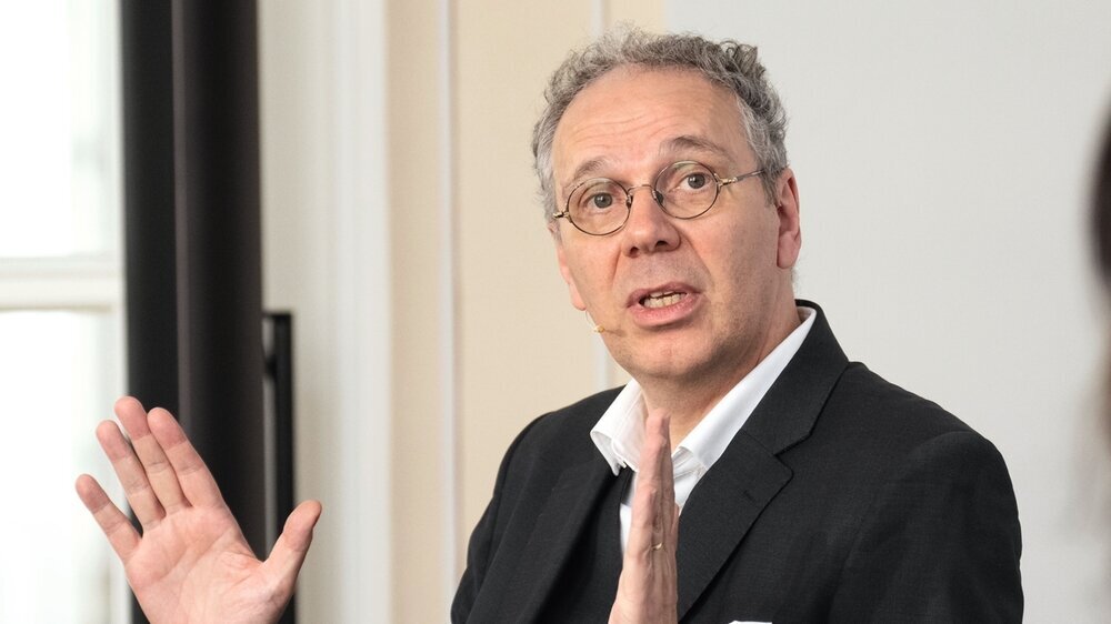 Dr. Marc-Pierre Möll, BVMed, Europatag BZÄK 2023 Dr. Marc-Pierre Möll, Geschäftsführer und Mitglied des Vorstands BVMed Bundesverband Medizintechnologie, hob die Bedeutung von Gesundheitsdaten für die Medizintechnik hervor. „Daten retten Leben“, sagte er. Aber die Medizintechnik habe oft keinen Zugang zu Forschungsclustern. Viele Firmen verließen Deutschland, das habe enorme Auswirkungen auf die Qualität der Patientenversorgung und den internationalen Wettbewerb.