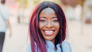 afrikanische Frau mit Diastema