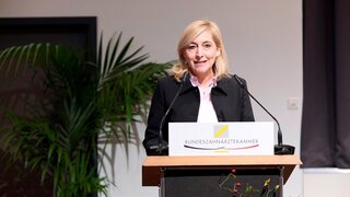 Bundesgesundheitsministerin Nina Warken (CDU) bei der BZÄK-Bundesversammlung am 31.10.2025 in Berlin