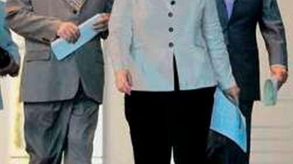 Noch sind Kurt Beck, Angela Merkel und Edmund Stoiber frohen Mutes. Doch die Zuversicht währt nur kurz: Ihr Eckpunktepapier wird umgehendin Grund und Boden gestampft.