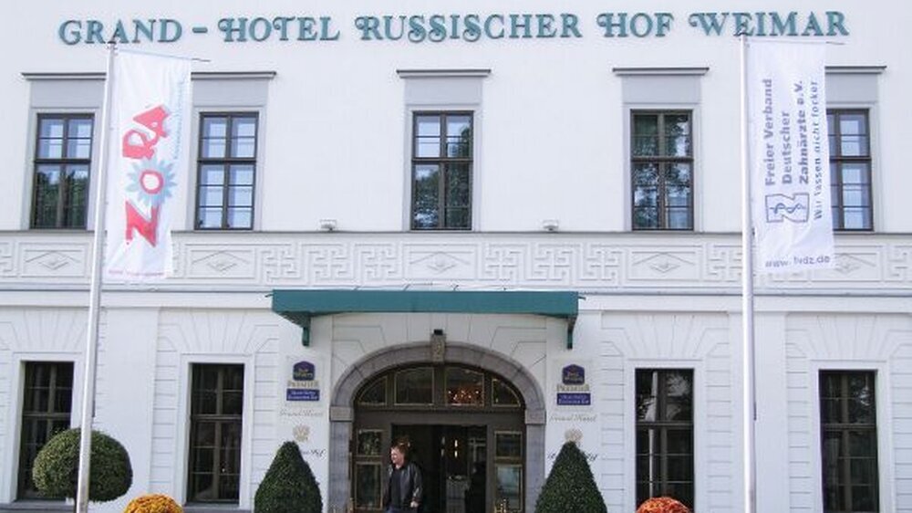 Atmosphärisch: Die Workshops des ersten Tages fanden im Grand Hotel Russischer Hof (oben) statt. Die stellvertretende Bundesvorsitzende des FVDZ und Initiatorin des Weimarer Forums, Dr. Kerstin Blaschke (rechts) signierte als Erste die Leinwand neben dem