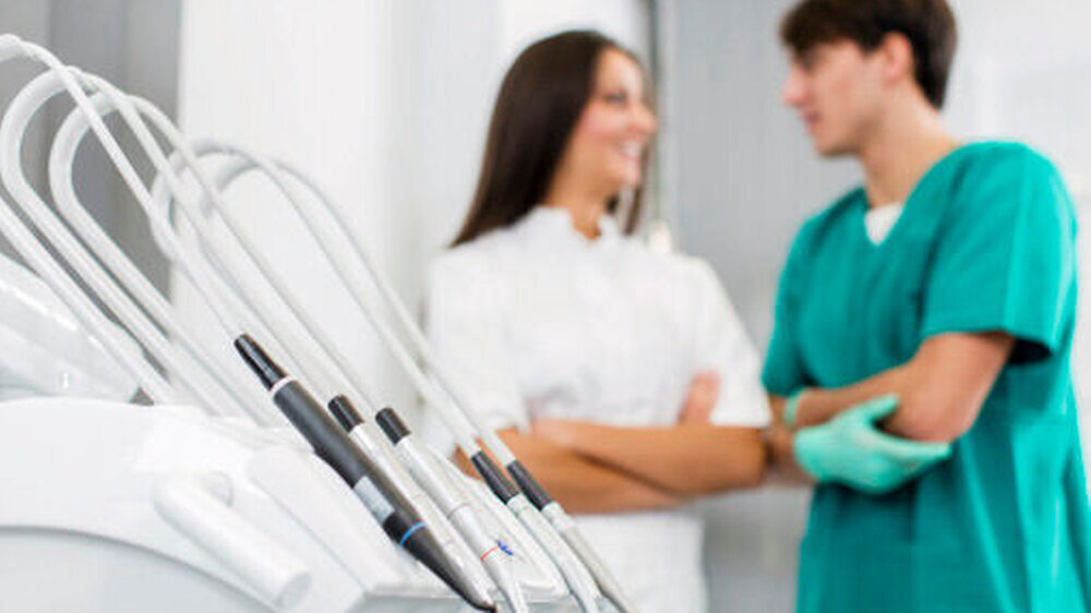 Männliche ZFAs können zu mehr Erfolg in der Praxis beitragen: Jungen in der kinderzahnärztlichen Behandlung dienen sie oft als motivierende Vorbilder und auch ältere männliche Patienten können sie anders ansprechen als die weiblichen Teammitglieder.