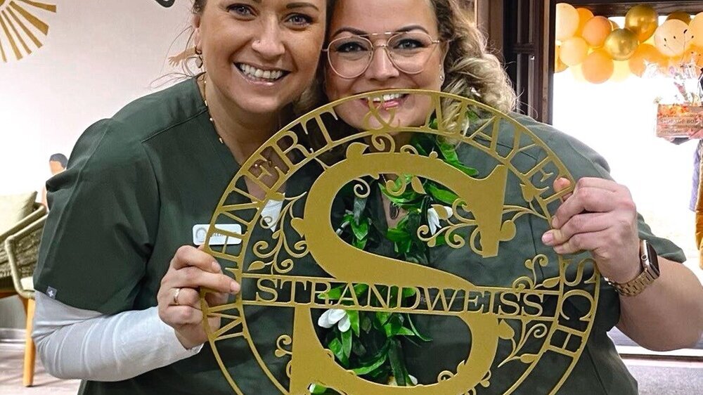 Zahnärztinnen Susann Mehnert und Nadja Mayerosch Zahnärztinnen Susann Mehnert und Nadja Mayerosch