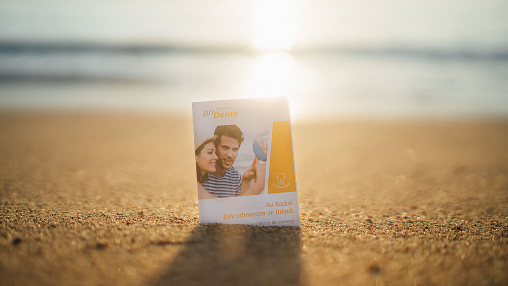 Der Sprachführer übersetzt das Wichtigste zu Zahnschmerzen im Urlaub. Kostenfrei bei proDente bestellen.