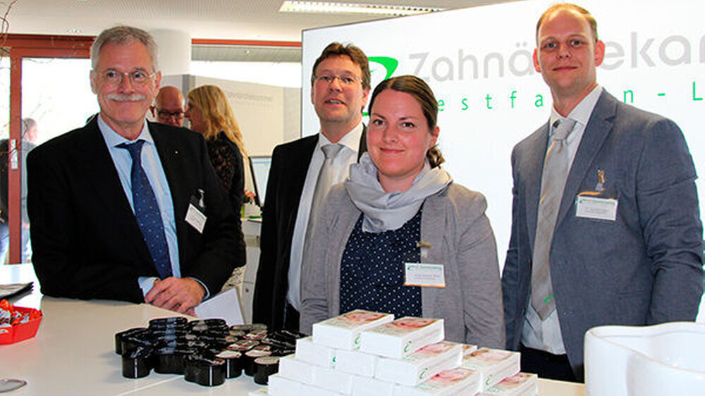 Präsident Bartling mit seinem Team am Stand der Zahnärztekammer Westfalen-Lippe.