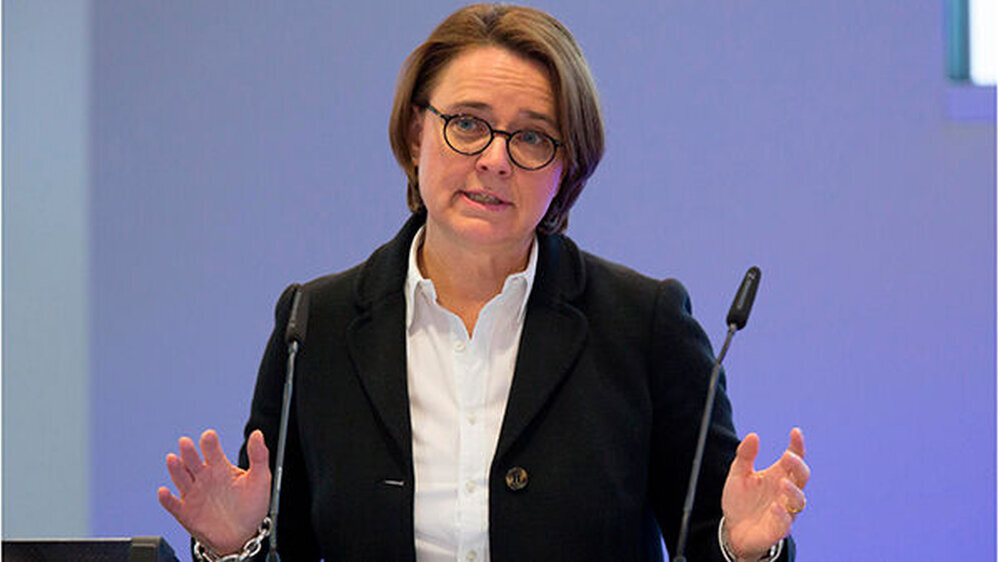 "Das BMG wird sich auf seine Rechtsaufsicht beschränken, und wie die KZBV ihrem gesetzlichen Auftrag nachkommt, wird ihr auch weiterhin überlassen bleiben", versprach sie den Delegierten.