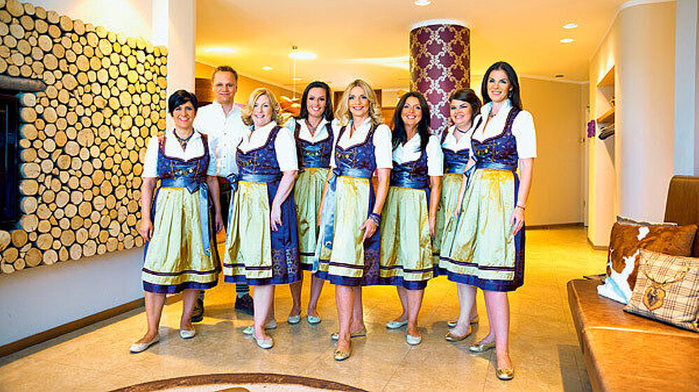 In der „Dirndl-Praxis“ der Kieferorthopädin Dr. Marie-Catherine Klarkowski (4. von rechts) arbeiten alle Mitarbeiterinnen im Dirndl. In der „Dirndl-Praxis“ der Kieferorthopädin Dr. Marie-Catherine Klarkowski (4. von rechts) arbeiten alle Mitarbeiterinnen im Dirndl.