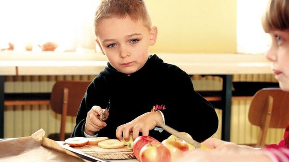 Ein gesundes Frühstück zuzubereiten kostet Mühe. Doch man kann es lernen, wie dieser kleine Junge, der noch keine Figurprobleme hat, beweist.