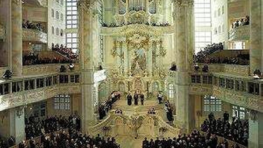 Blick in die sonnendurchflutete Frauenkirche während des Weihegottesdienstes am 30.10.2005