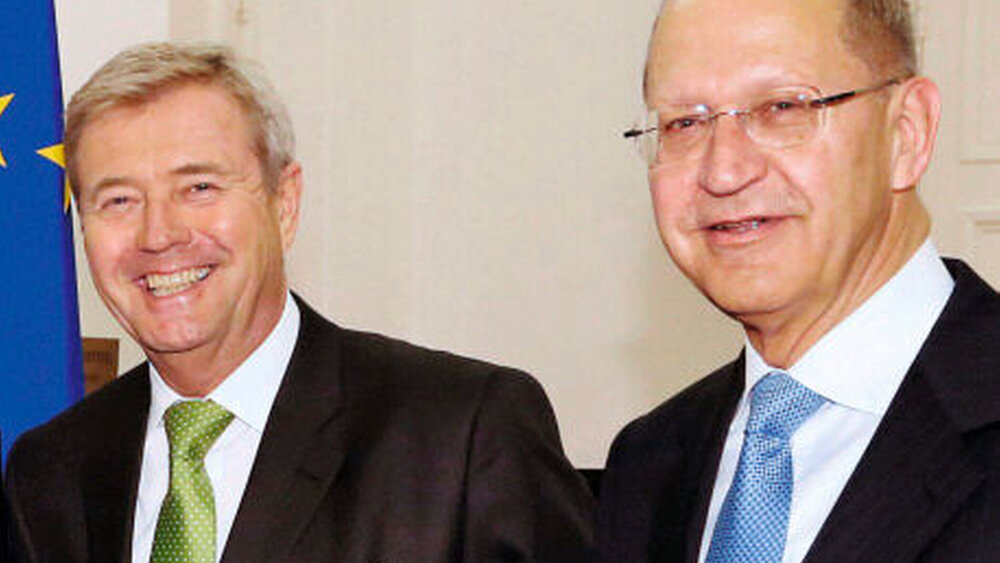 219552-flexible-1900 Standespolitischer Auftakt in die Legislaturperiode: Der federführende Gastgeber, BZÄK-Präsident Dr. Peter Engel (r.) und KZBV-Vorsitzende Dr. Wolfgang Eßer (l.), begrüßten Vertreter aus Politik, Wissenschaft und Verbänden, darunter zahlreiche neue Mandatsträger. |