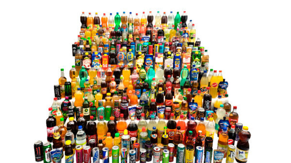foodwatch hat erstmals den Markt der „Erfrischungsgetränke“ umfassend untersucht. Das Ergebnis: 274 von 463 Produkten enthalten mehr als 5 Prozent Zucker – das sind mehr als 4 Würfelzucker je 250ml-Glas. Der Großteil des Angebots ist also so zuck