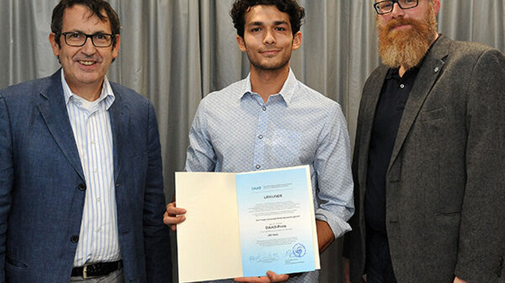 Jim Issa bei der Übergabe der Urkunde mit Prof. Dr. Stefan Zimmer (l.) und UW/H-Vizepräsident Jan Ehlers