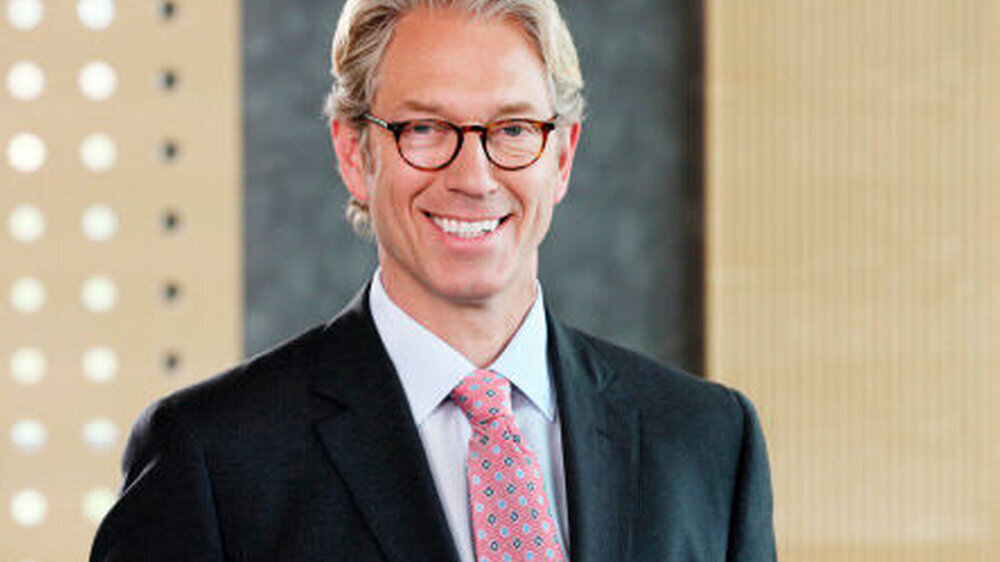 Seinen Vorgänger, Dr. Andreas Köhler, verband man mit markigen Tönen und einer markanten Silhouette. Der amtierende Vorsitzende der Kassenärztlichen Bundesvereinigung, Dr. Andreas Gassen (Foto), setzt auf Diplomatie und die Schlagkraft von Sachargumen Seinen Vorgänger, Dr. Andreas Köhler, verband man mit markigen Tönen und einer markanten Silhouette. Der amtierende Vorsitzende der Kassenärztlichen Bundesvereinigung, Dr. Andreas Gassen (Foto), setzt auf Diplomatie und die Schlagkraft von Sachargumenten. |