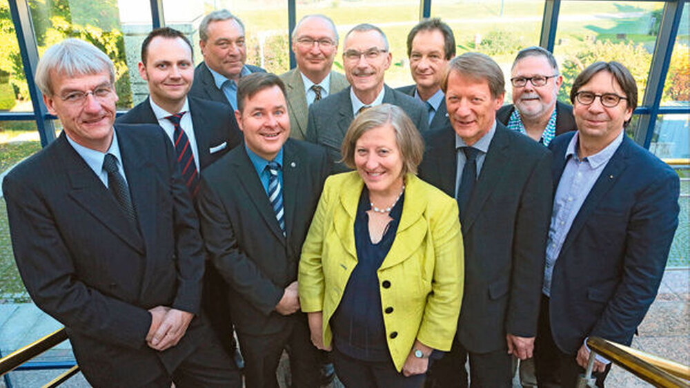 Der neue FVDZ-Bundesvorstand: vordere Reihe (v.l.n.r.): Harald Schrader (Bundesvorsitzender), Dirk Ruffing, Dr. Gudrun Kaps-Richter (stellv. Bundesvorsitzende), Dr. Peter Bührens (stellv. Bundesvorsitzender), Matthias Tamm. Hintere Reihe (v.l.n.r.): Dr.