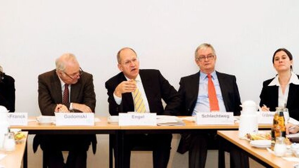 Eine geschlossene Argumentation gegen die Einführung der neuen GOZ: Dr. Regina Klakow-Franck, stellvertretende BÄK-Hauptgeschäftsführerin, Sanitätsrat Dr. Franz Gadomski, Vorsitzender des BÄK-Aussschusses Gebührenordnung, BZÄK-Präsident Dr. Pete