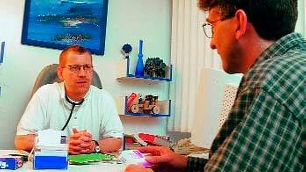 Hausarztsystem mit Sachleistung oder Facharztversorgung mit Kostenerstattung? Nach dem Modell der KBV soll der Versicherte künftig die Wahl haben.