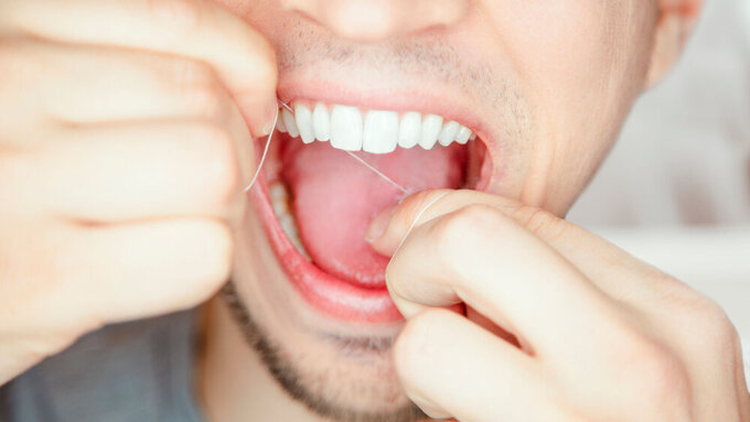 proper floos of your teeth and gum cleans and dislodges food stuck between your teeth, which reduces the amount of bacteria and plaque in your mouth Zahnseide