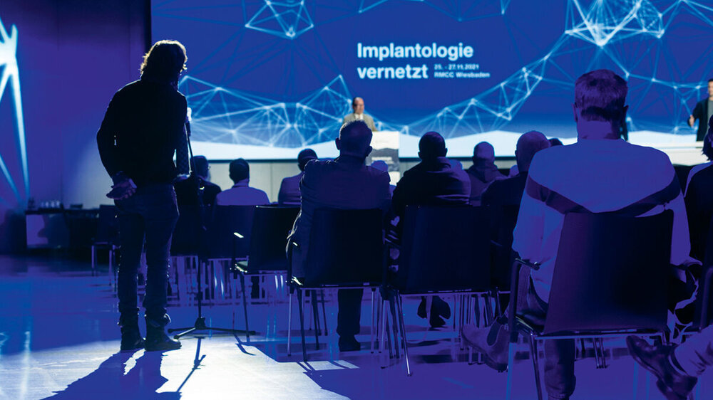 Der Name war Programm: Unter dem Motto „Implantologie vernetzt“ stand im Zentrum des Deutschen Implantologentages der Austausch über die Fachgrenzen von Zahnmedizin und Medizin hinweg.