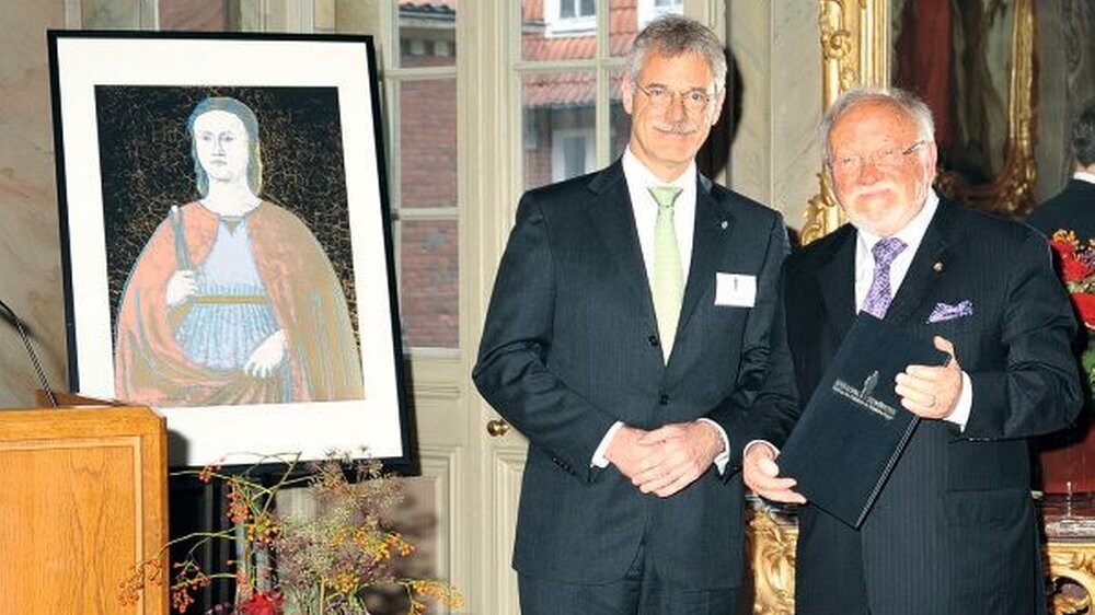 Die Apollonia zu Mümter geht 2010 an Prof. Rolf Hinz. Westfalen-Lippes Kammerpräsident Dr. Klaus Bartling und der Prelstäger bel der Verlelhung lm Münsteraner Erbdrostenhof.